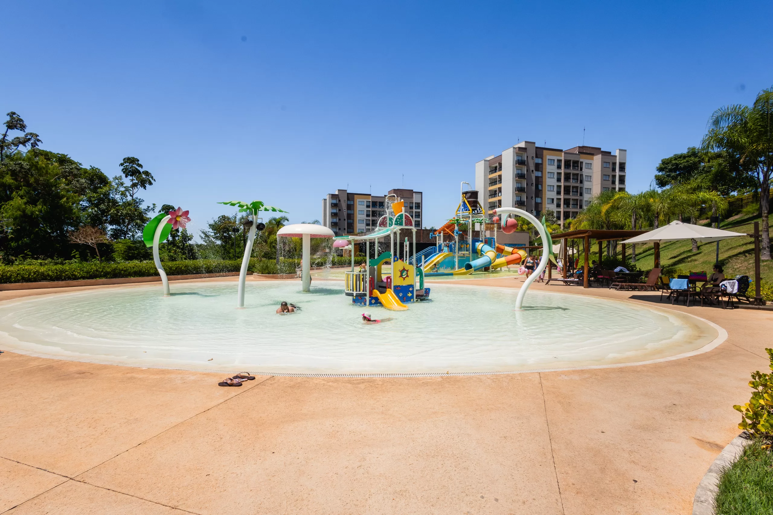 Parque aquático infantil do Praias do Lago Eco Resort com brinquedos aquáticos
