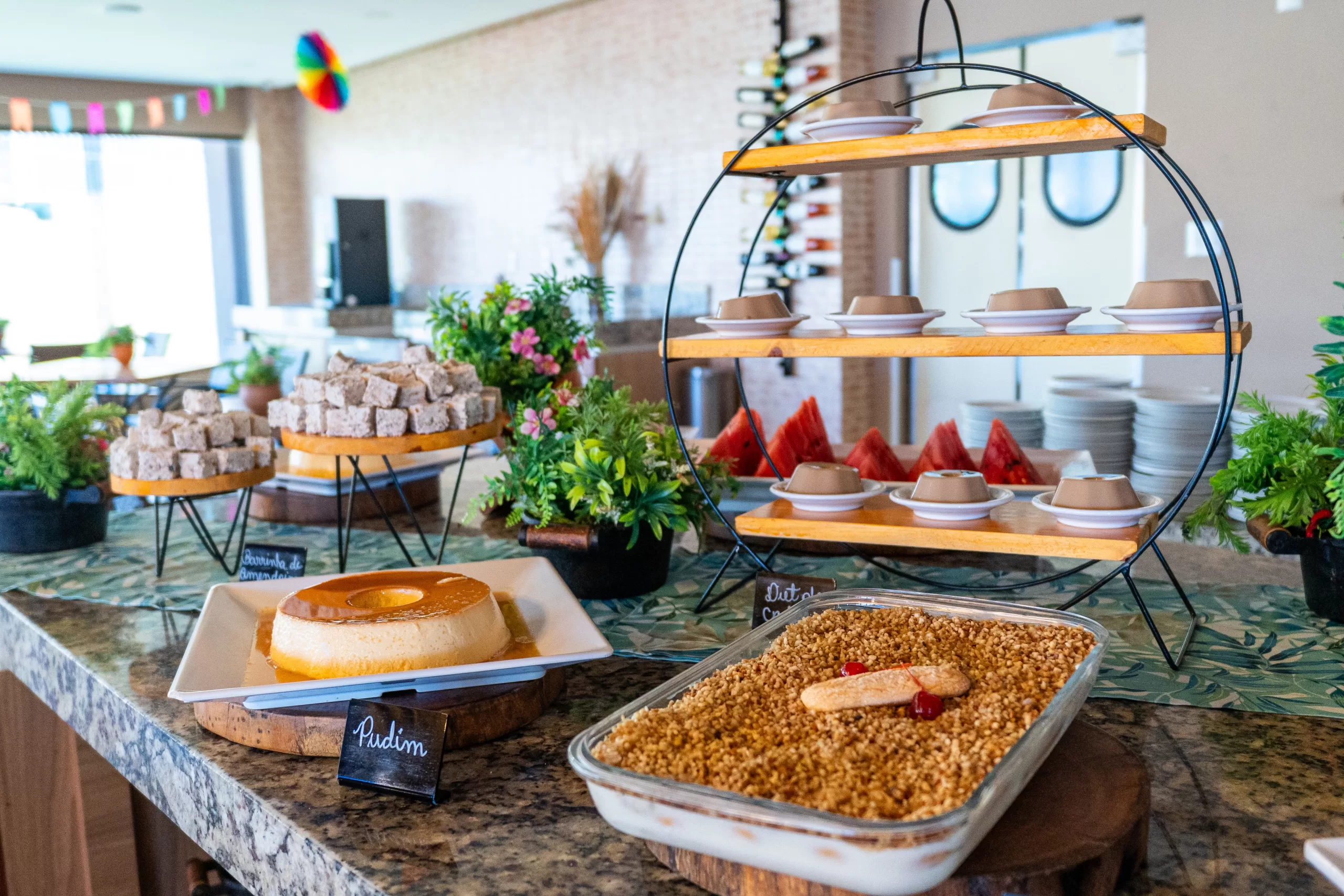 Buffet variado de sobremesas no restaurante principal do resort